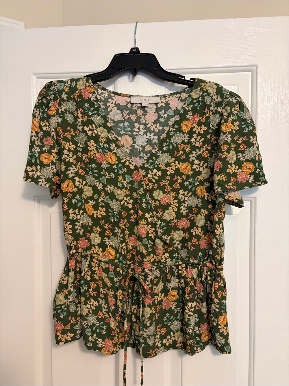 LOFT Green Floral Short Sleeve Peplum Blouse NEVER WORN EXCELLENT CONDITION
